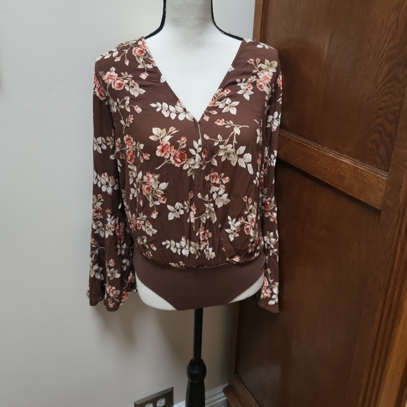 Brand New American Eagle Outfitters Floral Bodysuit Snap Crotch. Bell Sleeve XS - Picture 1 of 11